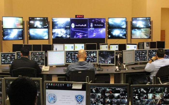 على طريق عاريا… رفع الشاحنة وحركة السير كثيفة