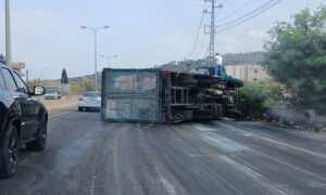 بالصورة- زحمة سير بسبب انقلاب شاحنة
