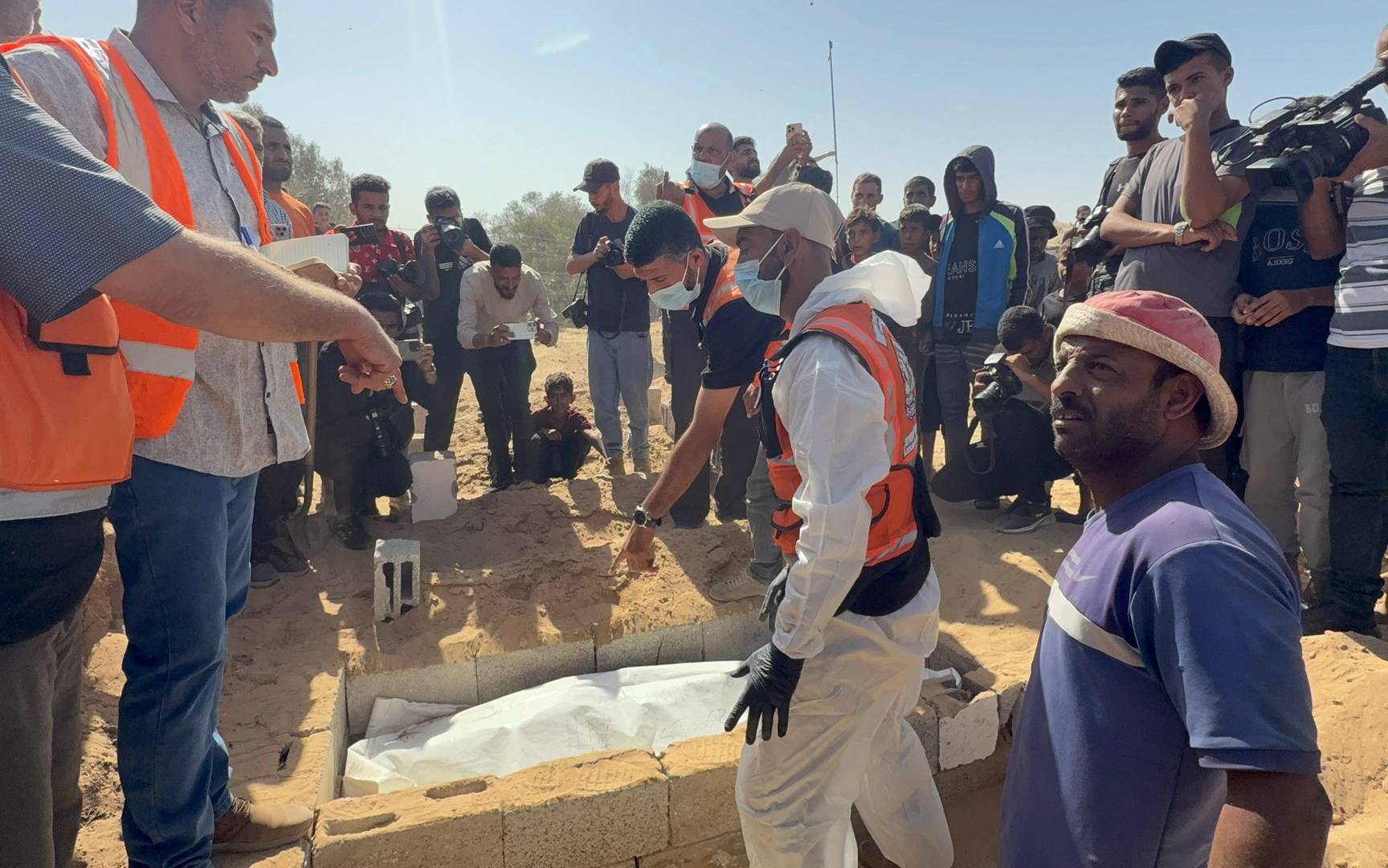 مجمع ناصر الطبي بغزة يتسلم جثامين 15 فلسطينيا