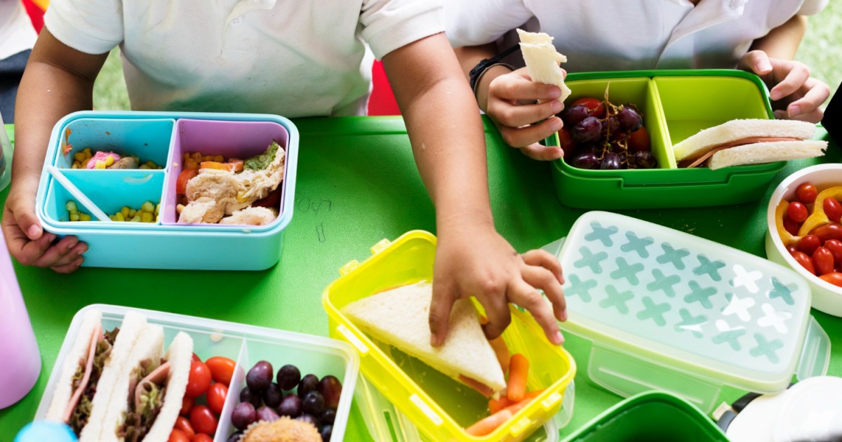 لتجنب الحساسية والتسمم.. احذري هذه الأطعمة في وجبات طفلك المدرسية