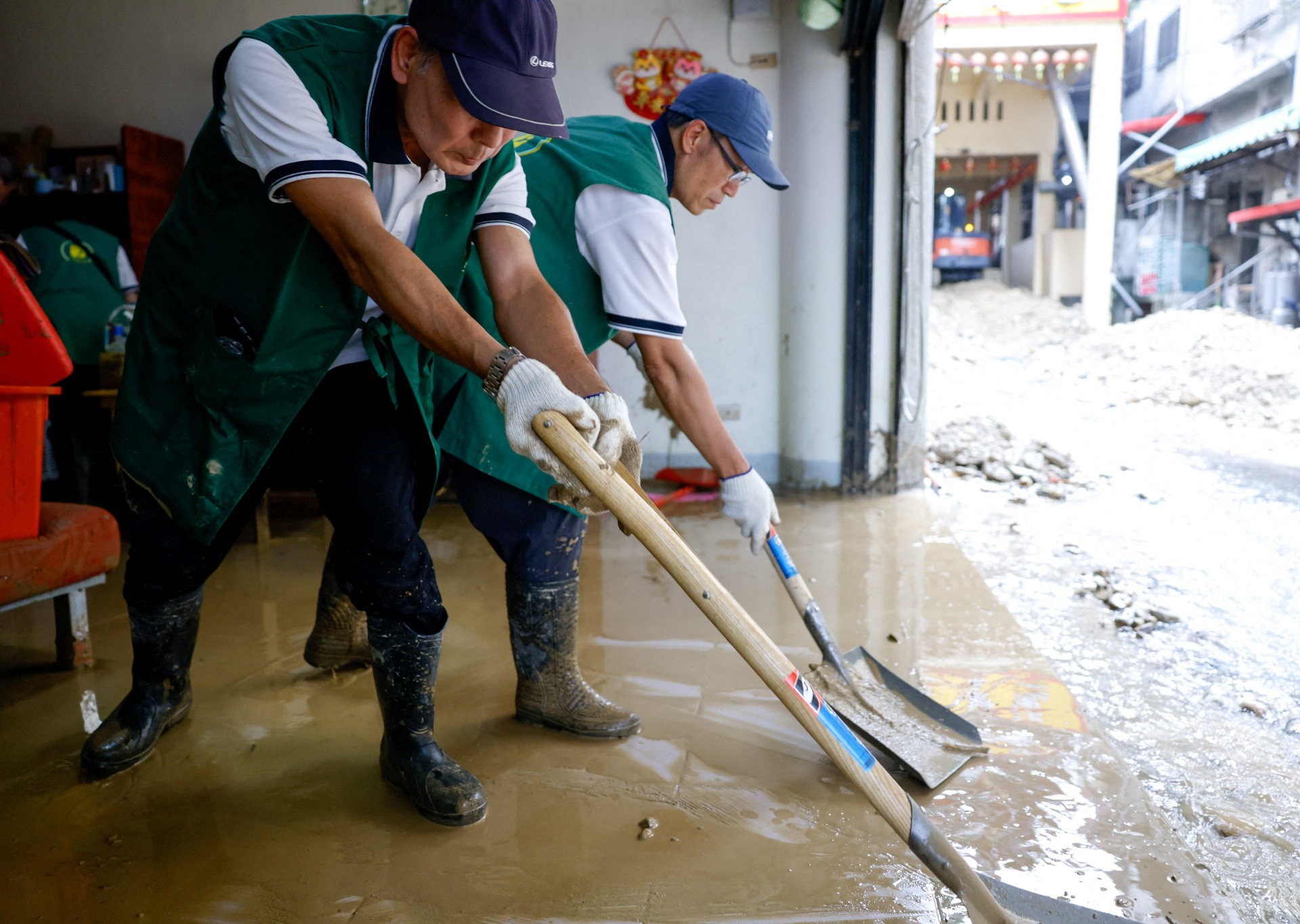 إعصار "فونغ وونغ" يسبب فيضانات في تايوان وإجلاء الآلاف