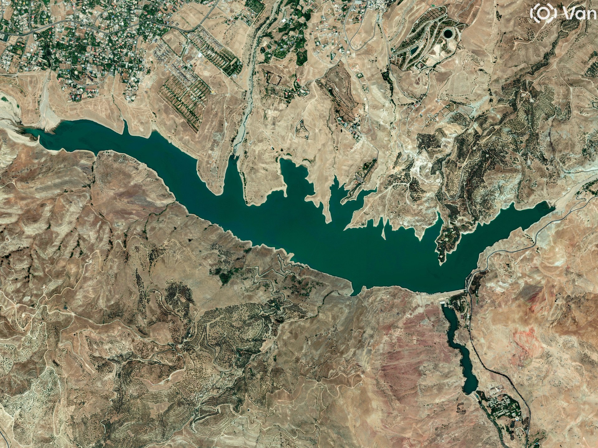 الجفاف الحاد يدفع إيران لبدء عمليات تلقيح السحب