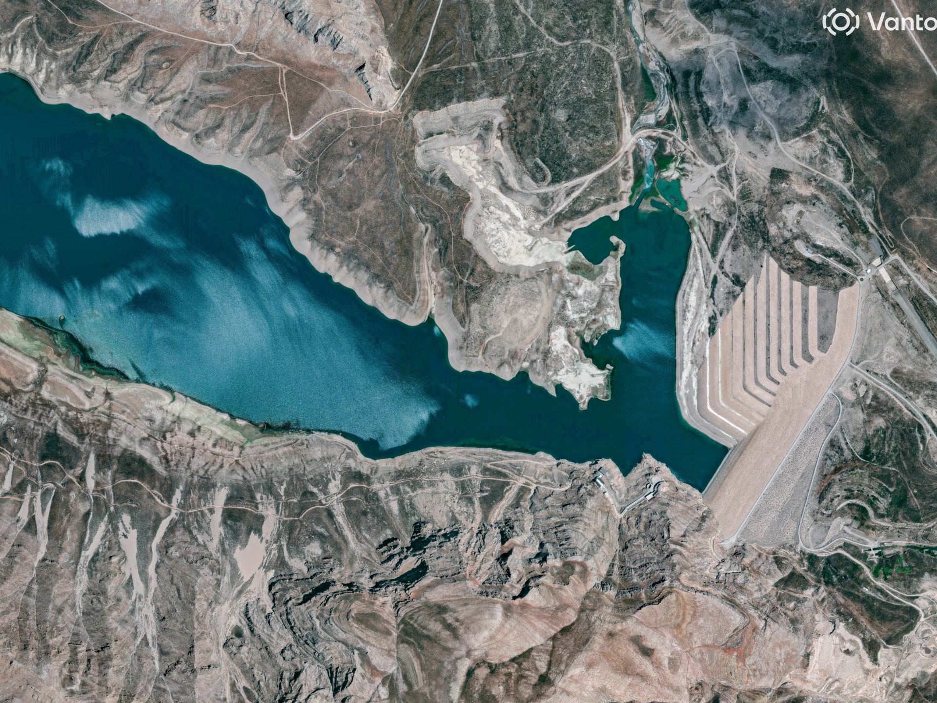 فيضانات في مناطق بإيران بعد عملية تلقيح سحب