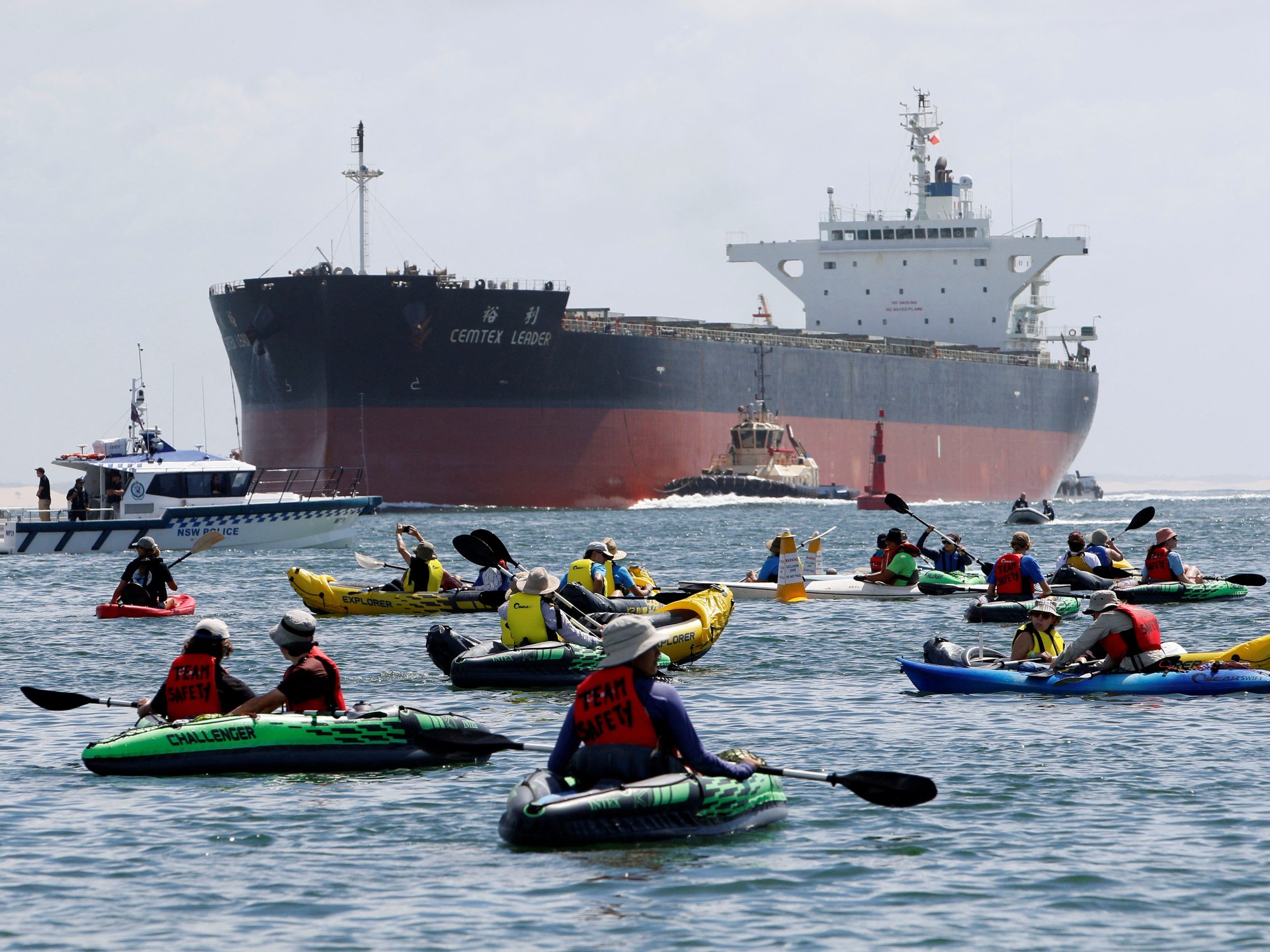 نشطاء مناخ يمنعون دخول سفن إلى أكبر ميناء للفحم في العالم