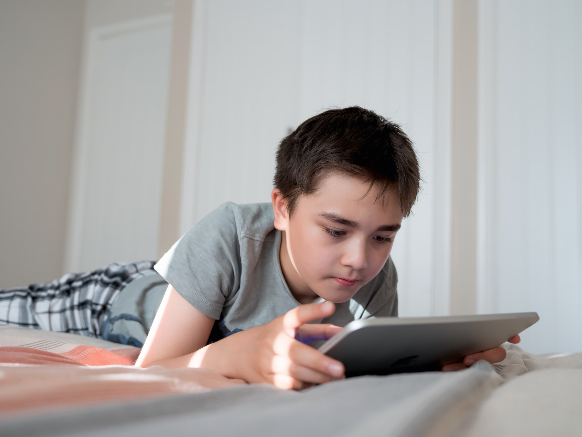 لماذا يتوجب عليك منع أطفالك من مشاهدة فيديوهات الحيوانات المولّدة بالذكاء الاصطناعي؟