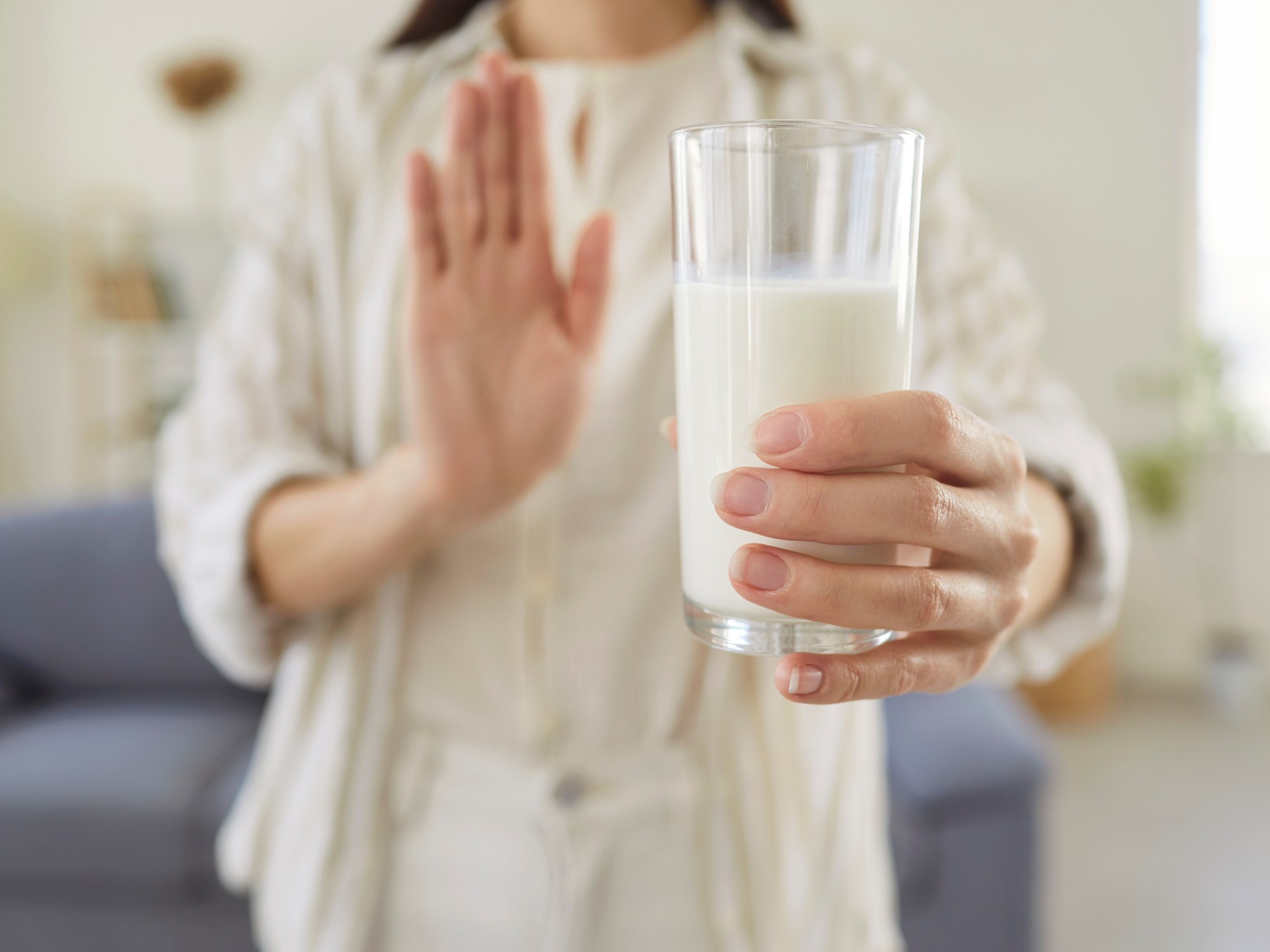 هل يؤثر تناول الحليب سلبا على جمال بشرتك؟ وما البدائل المتاحة؟