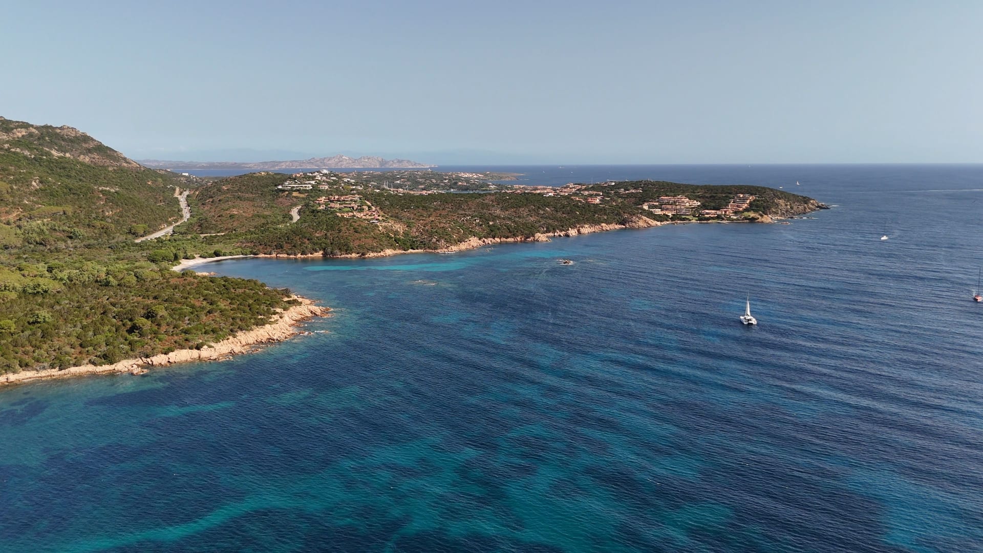 علماء يستكشفون أخاديد بحرية في أعماق المياه.. شاهد ما وجدوه