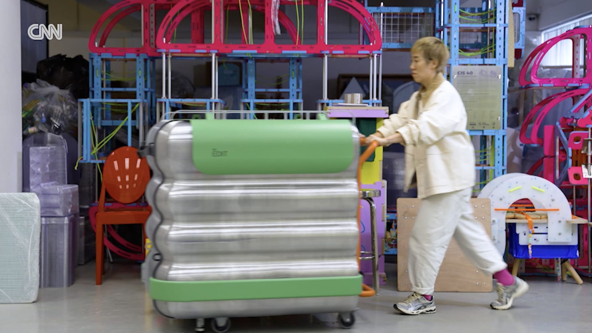 بغرفة نوم ومطبخ.. شاهد كيف تتحول هذه الحقيبة عند فتحها إلى منزل