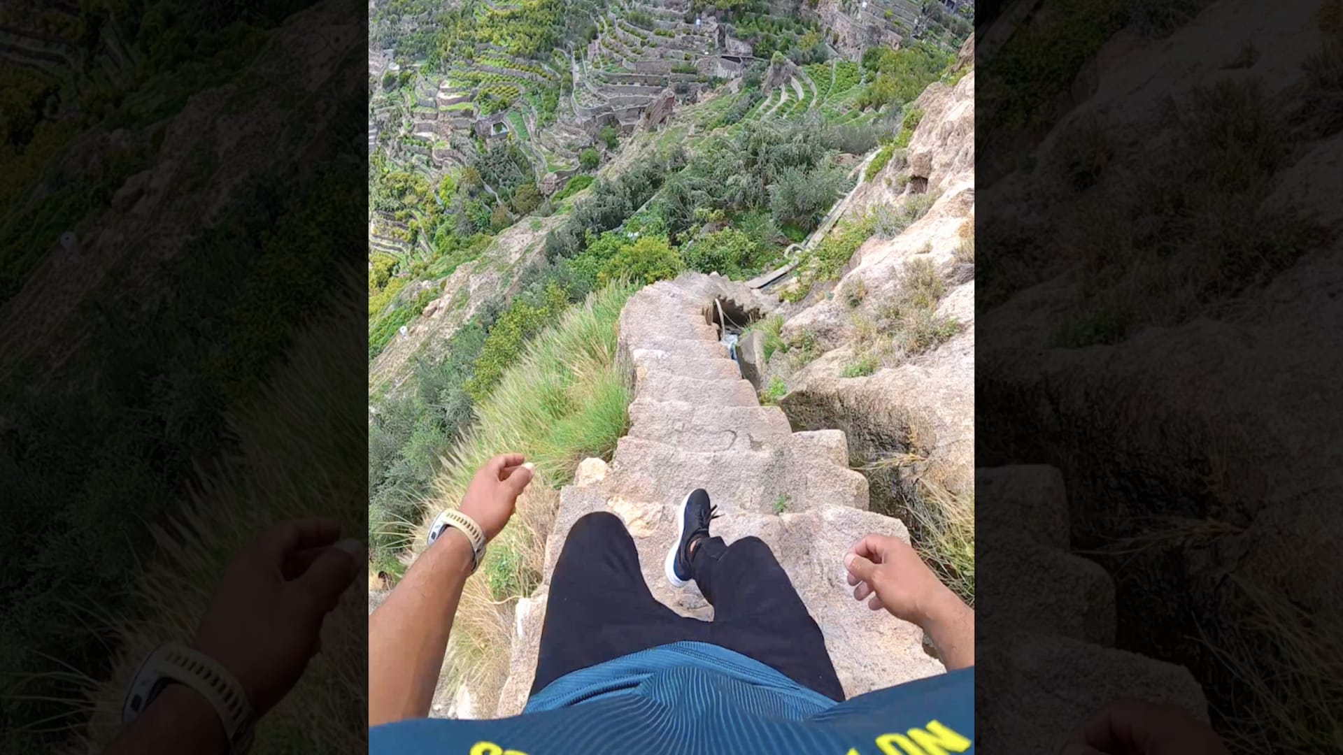 مغامر عُماني يخوض تجربة نزول مثيرة بمدرجات جبلية ضيقة في الجبل الأخضر