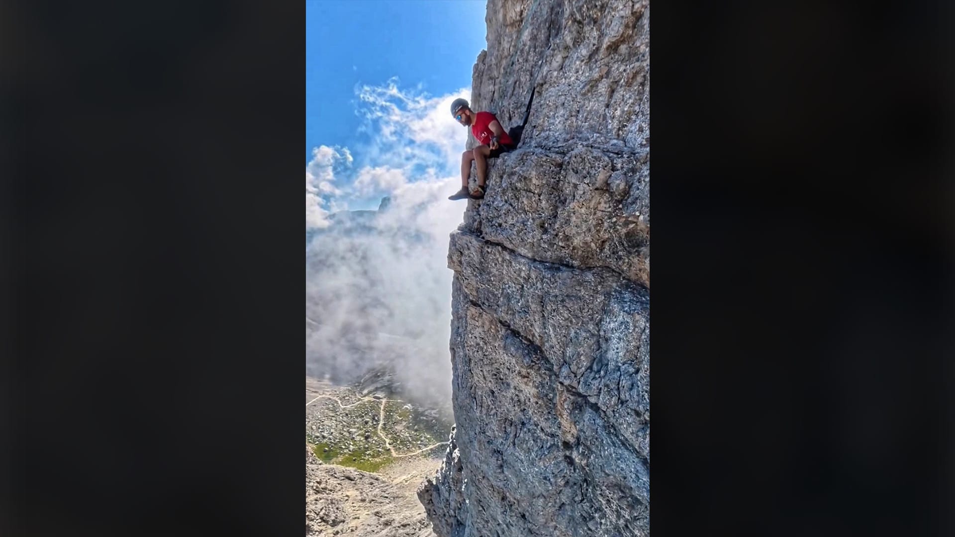 فيديو لمغامر يجلس على جرف شاهق في إيطاليا يُذهل الآلاف عبر الإنترنت