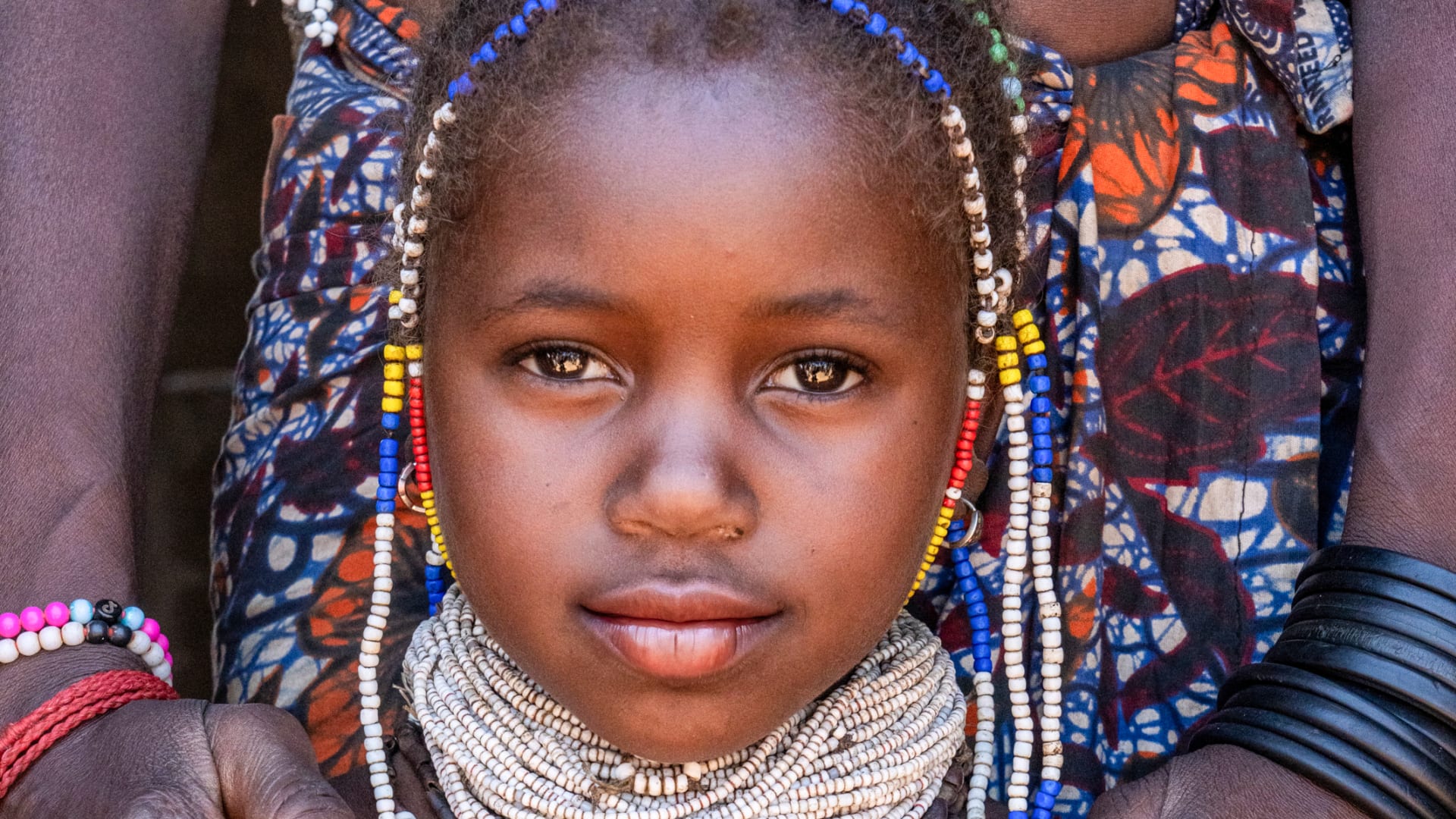 بتسريحات شعر مختلفة.. كيف يمكنك تمييز قبائل أنغولا من مظهر نسائها؟