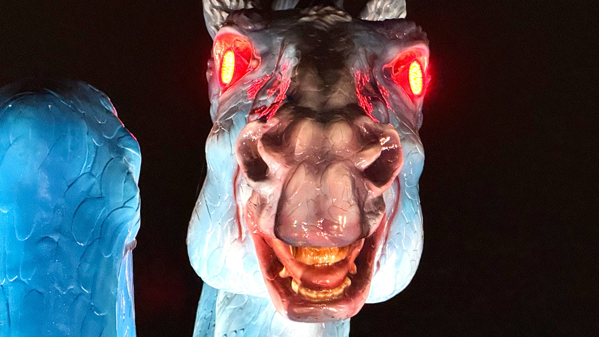 تسبب بقتل من نحته.. القصة المرعبة وراء تمثال الحصان الشيطاني "بلوسيفر" في مطار دنفر بأمريكا