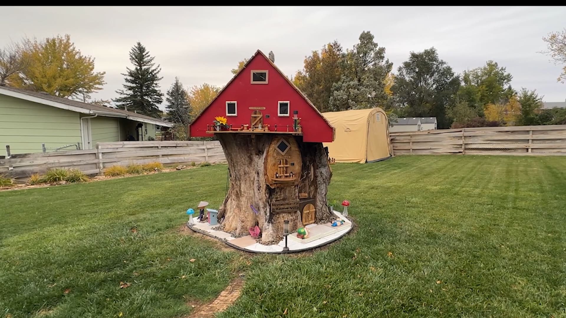 فندق لأصغر النزلاء في فناء هذا المنزل.. جميع غرف 'فيلا الأقزام' مشغولة