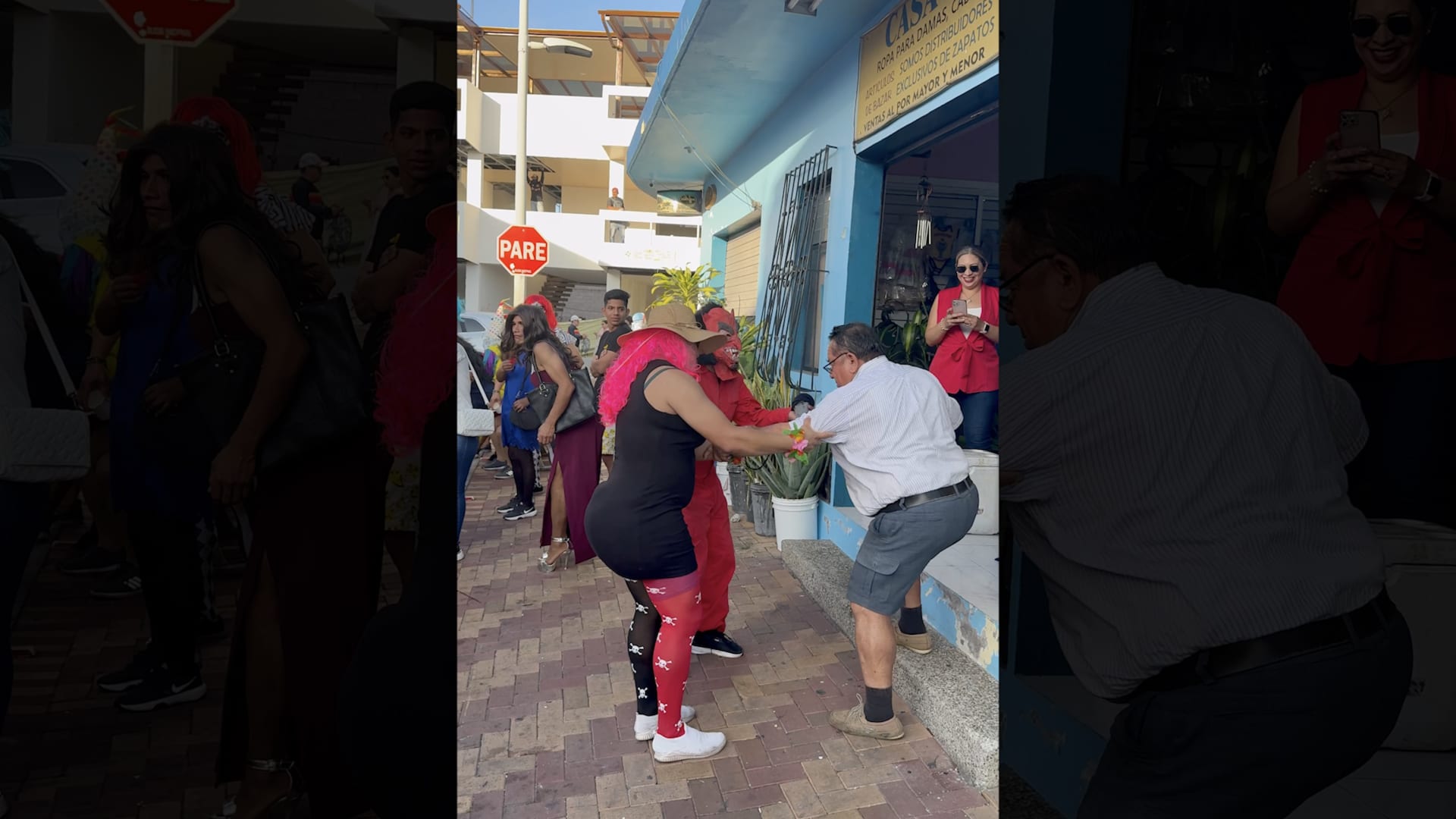 السياح يُضربون بالعصي في جزر غالاباغوس..والهدف جمع المال