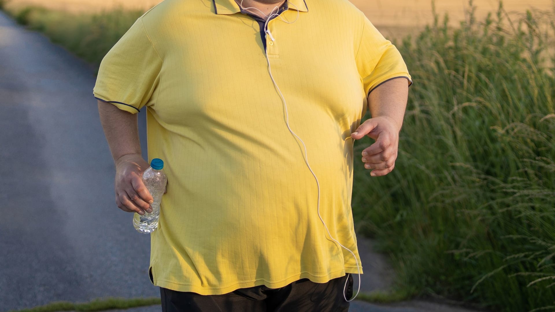 الدهون ليست السبب الوحيد.. ما الحقيقة وراء تضخم صدر الرجال؟