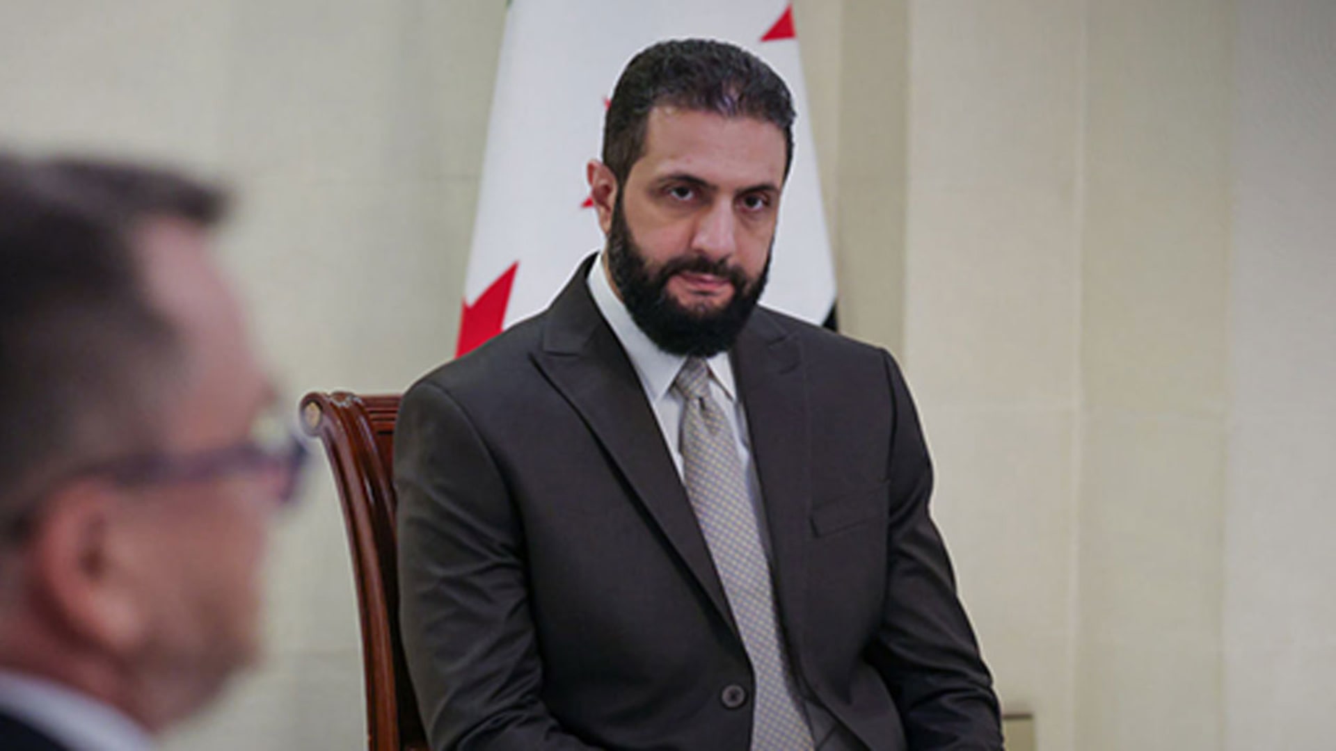 سوريا.. تفاصيل قيام أحمد الشرع "بتوبيخ" مقربين بسبب مظاهر ثراء فاحش ويغلق مكتب أخيه بدمشق.. ادعاءات بتقرير دولي يشعل تفاعلا