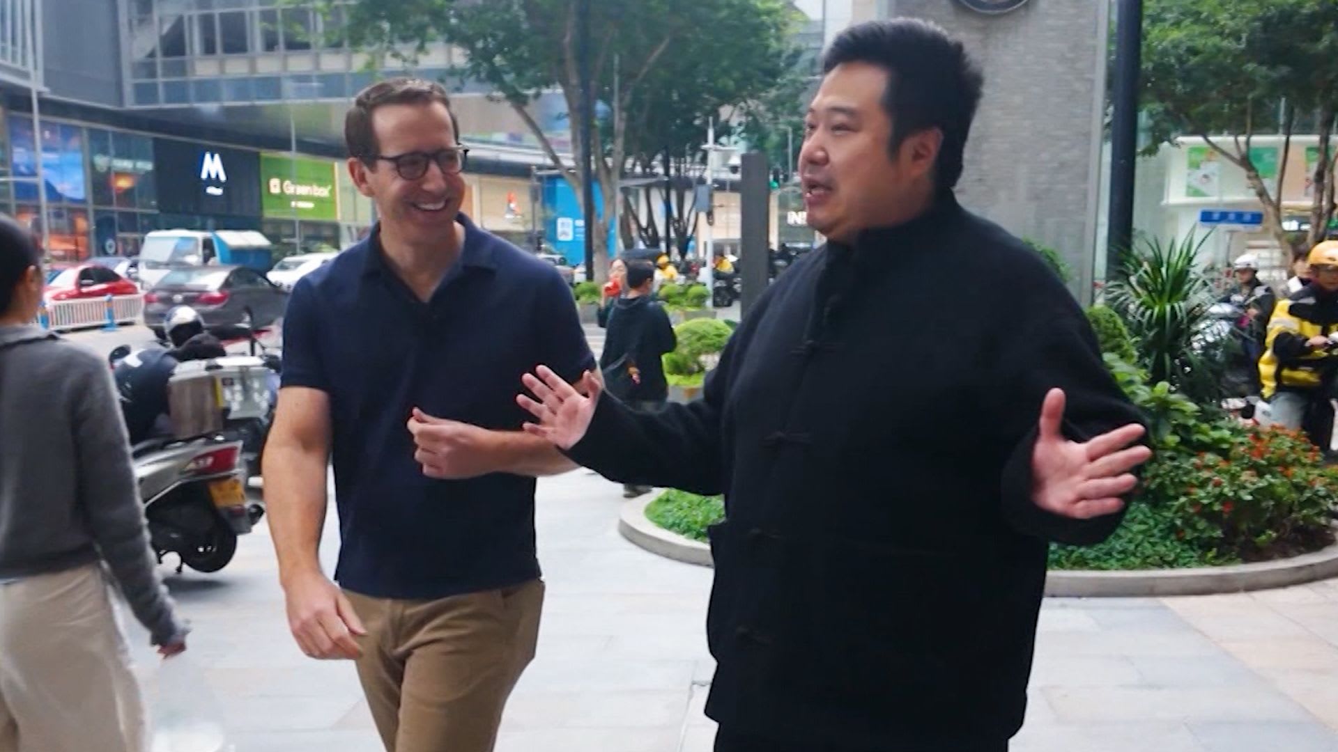 "ترامب الصيني".. شاهد كيف يقلد رجل صيني بطريقة طريفة الرئيس الأمريكي