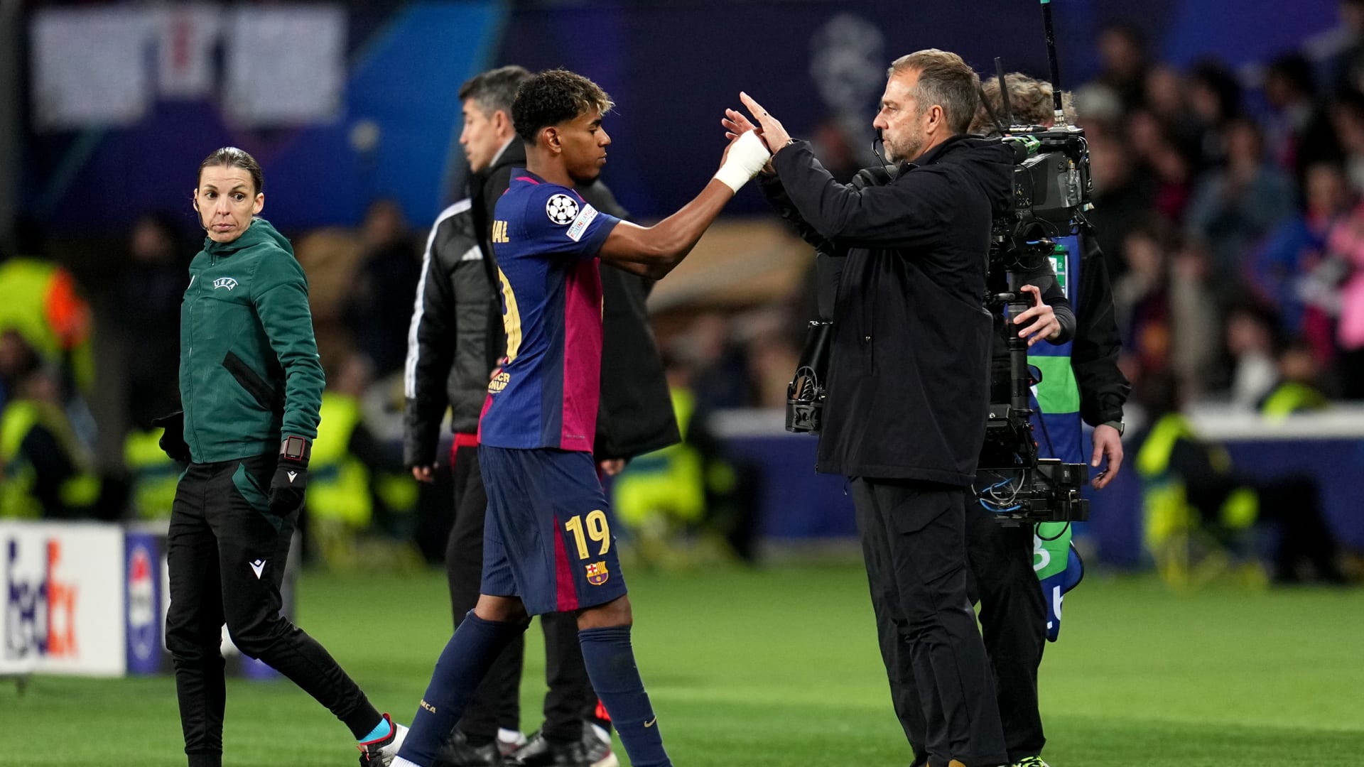 بعد تلقيه انتقادات واسعة.. هكذا دافع مدرب برشلونة عن لامين يامال