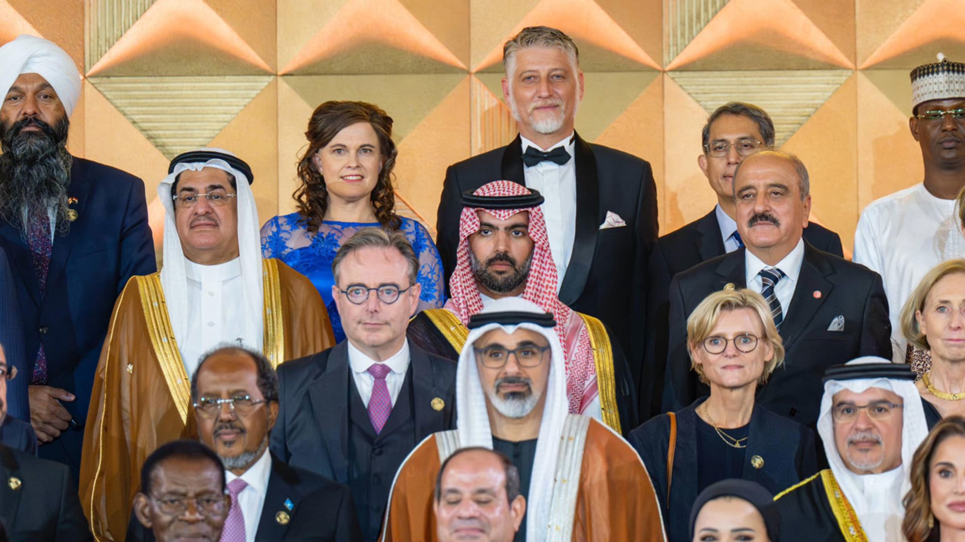 مصر.. ردود فعل على ما حدث بافتتاح المتحف الكبير وكلمة السيسي ومن حضر من السعودية تشعل مواقع التواصل