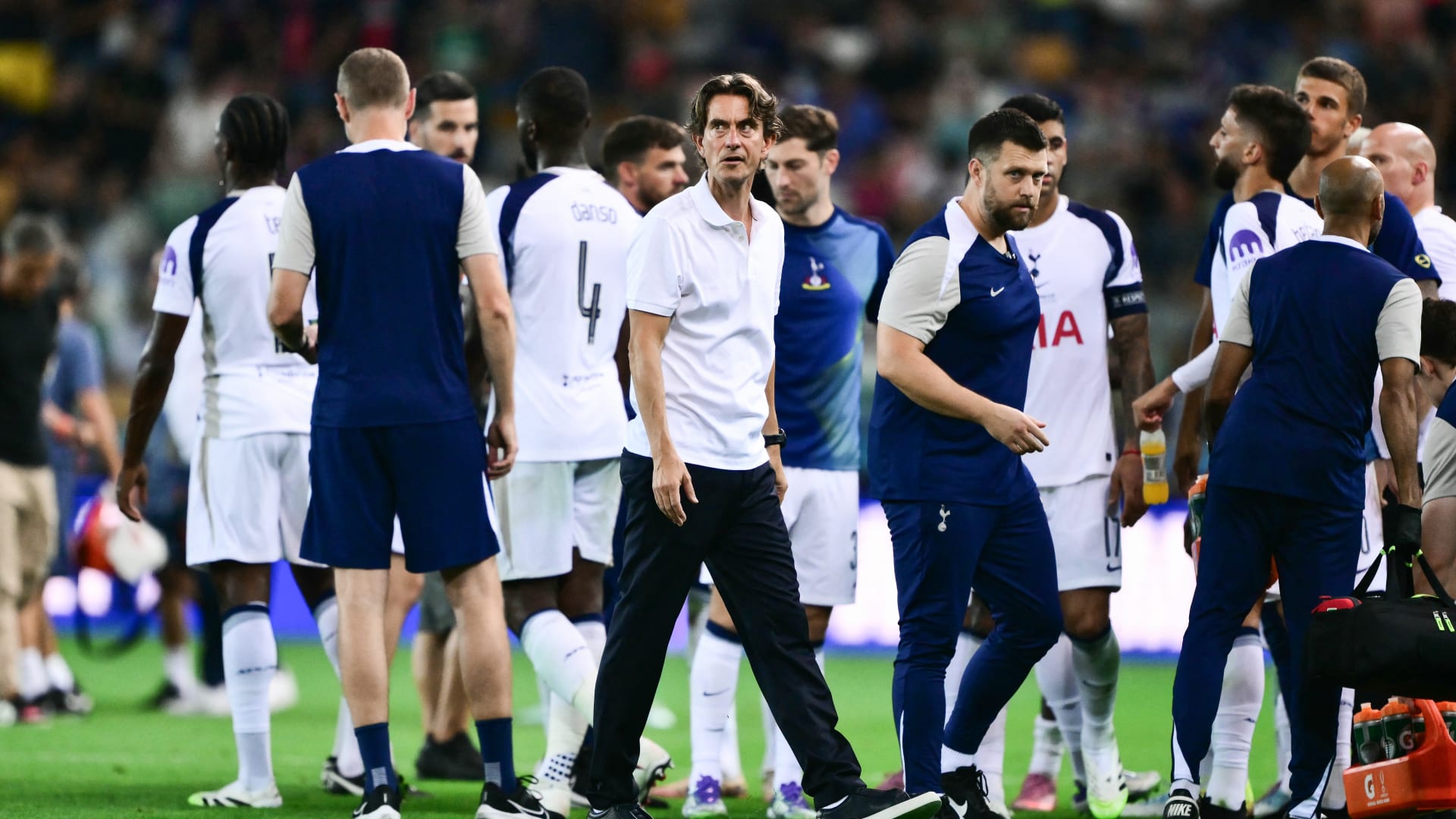 تصرف مثير للجدل من لاعبي توتنهام مع مدربهم بعد الخسارة أمام تشيلسي