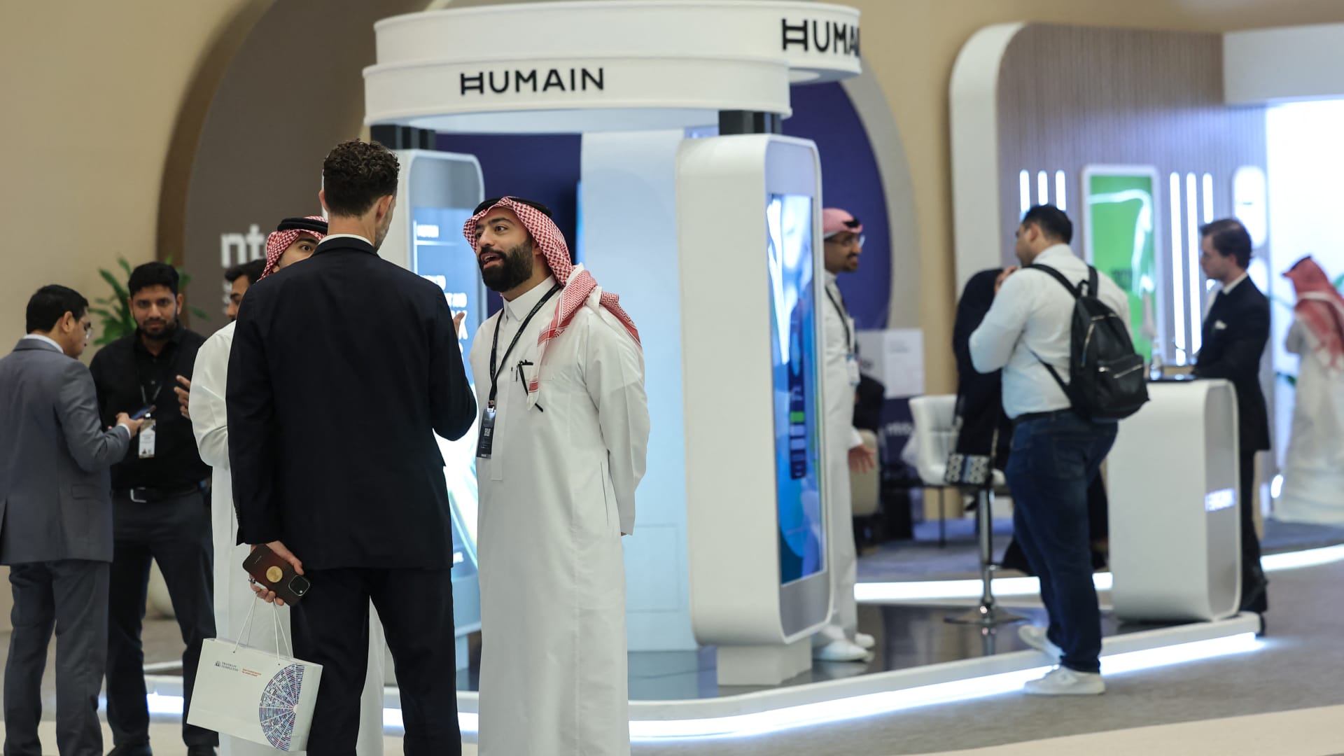 "تواجه منافسة من الإمارات".. السعودية تراهن لكي تصبح ثالث قوة عالمية في مجال الذكاء الاصطناعي