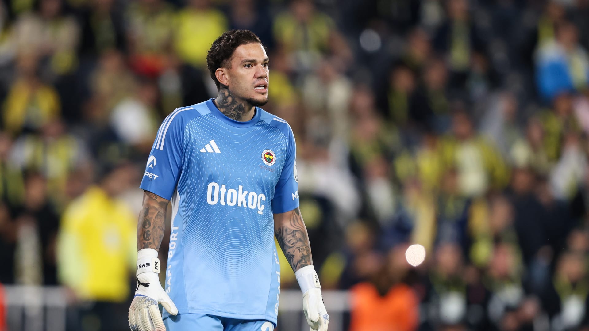 تصرف "غير متوقع" من إيدرسون بعد رمي جماهير بشكتاش عُلب المياه عليه