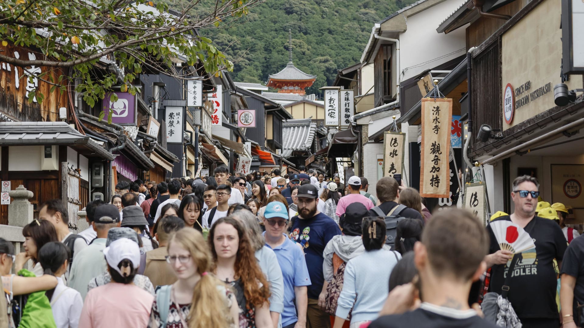 سلوكيات سيئة وشوارع مزدحمة.. وجهات شهيرة في آسيا تحت وطأة السياحة المفرطة