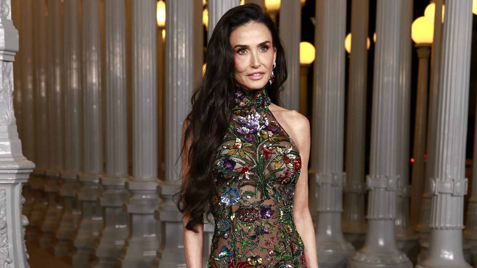 ديمي مور تتألّق بفستان شفّاف في لوس أنجلوس