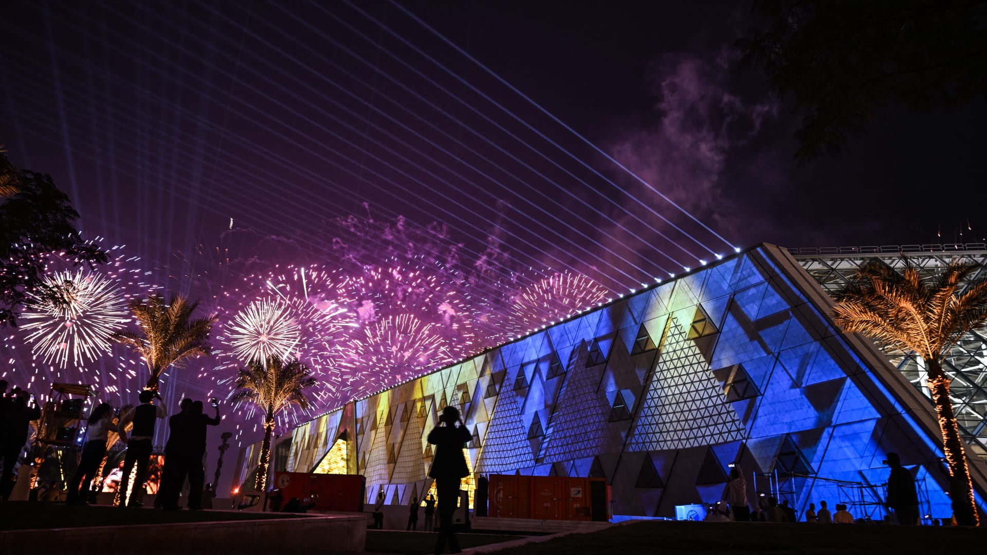 بعد الانتقادات.. تعليق من مخرج بث حفل افتتاح المتحف المصري الكبير