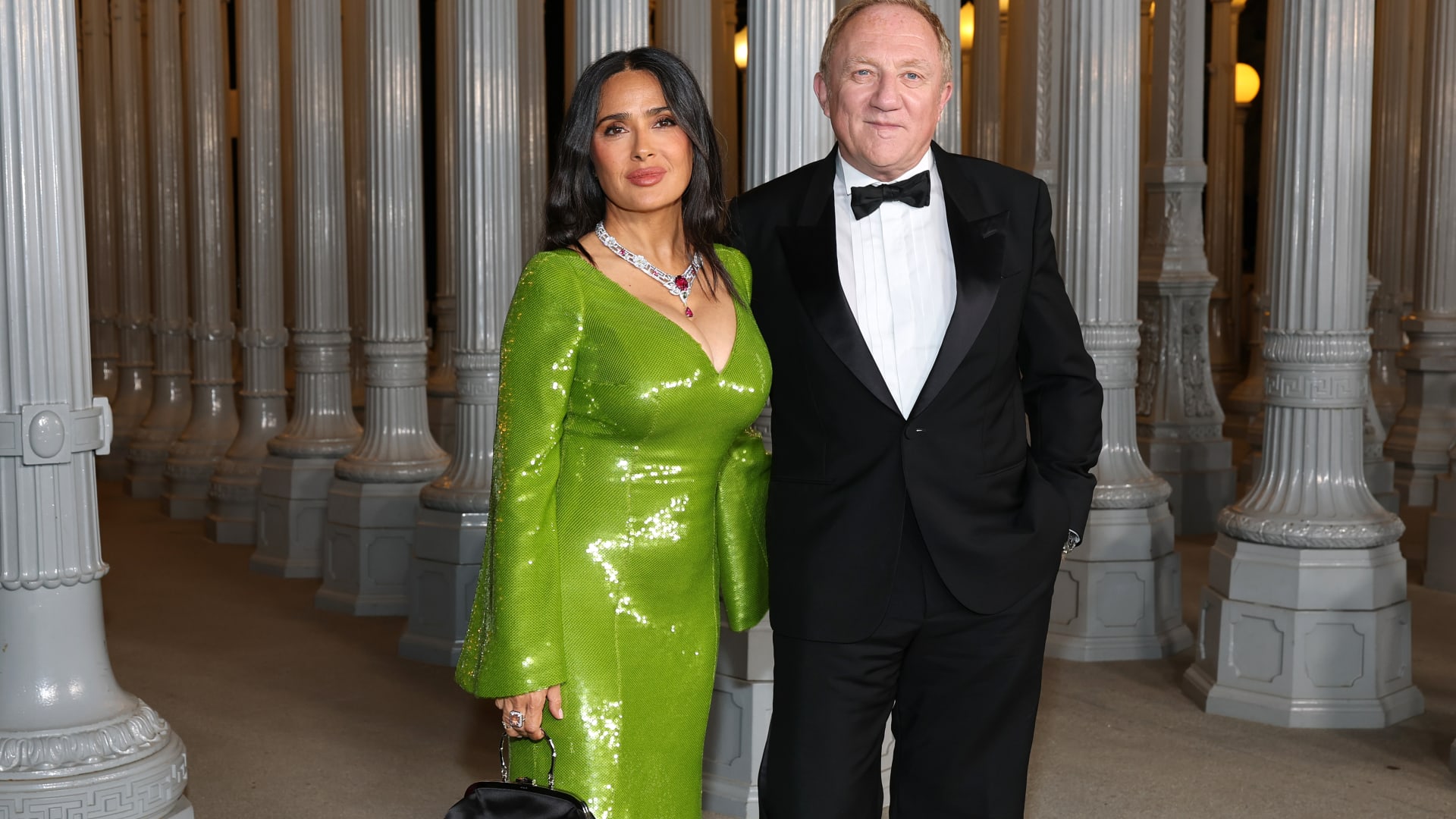 قلادة ماس وياقوت أحمر..هكذا ظهرت سلمى حايك في لوس أنجلوس