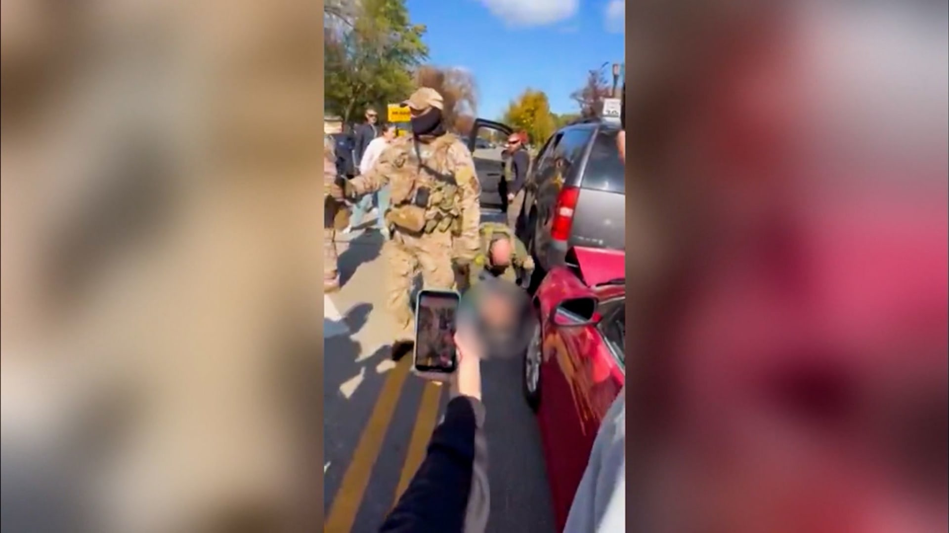 عميل فيدرالي يضرب رجلًا مثبتًا على الأرض زعم أنه قام بفعل مخل بالأدب.. شاهد السبب