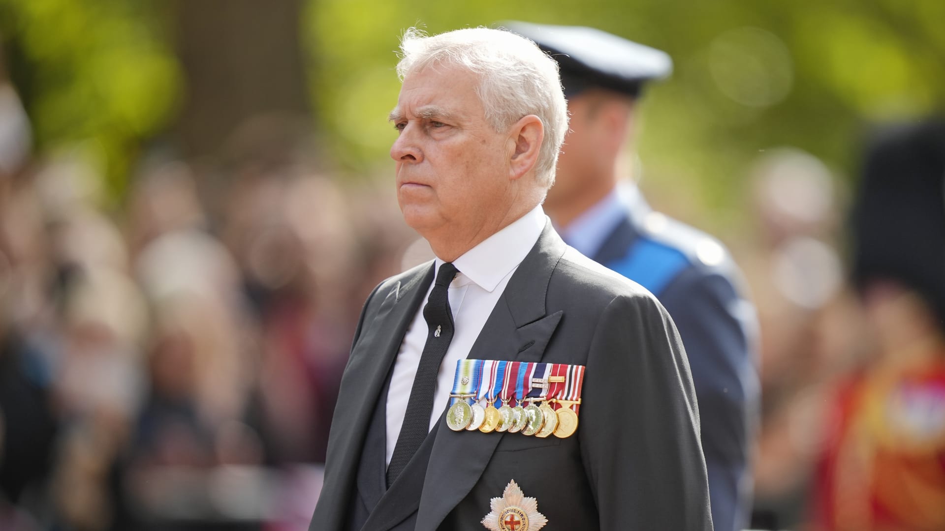 بعد تجريده من ألقابه.. هل ما يزال أندرو شقيق الملك تشارلز في تسلسل الخلافة؟