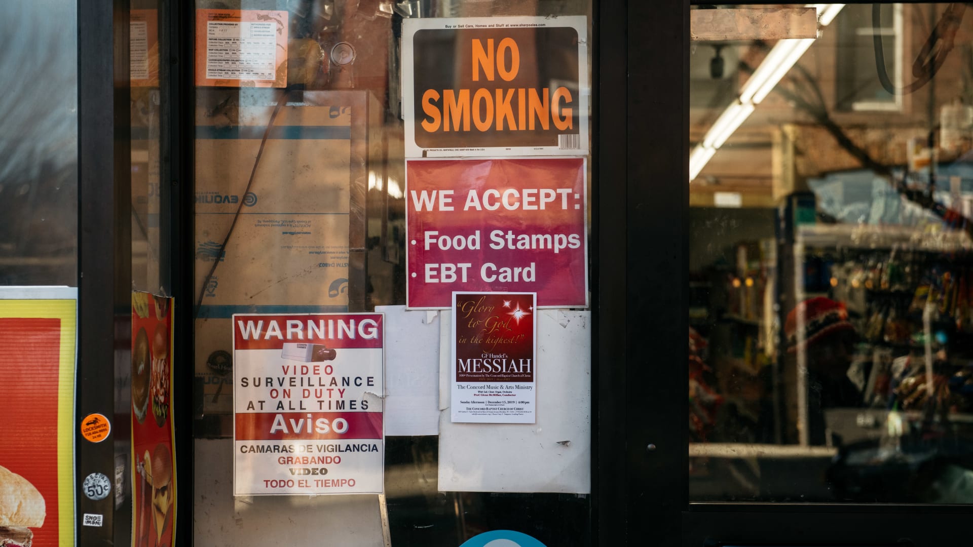 إدارة ترامب تعتزم تمويل قسائم الطعام للأمريكيين جزئيًا مع استمرار الإغلاق الحكومي