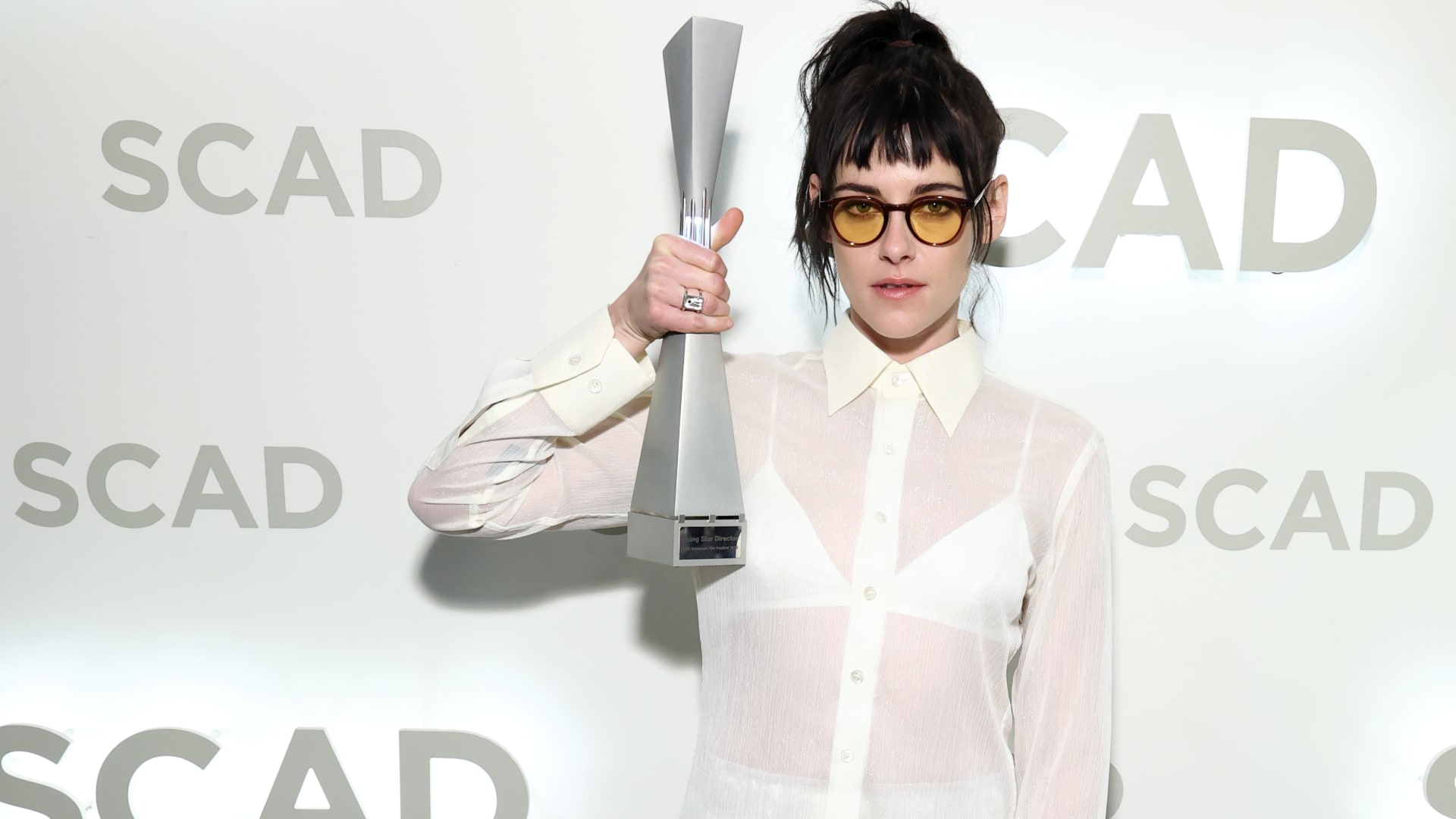 كريستن ستيوارت بإطلالات شفافة وجريئة على السجادة الحمراء