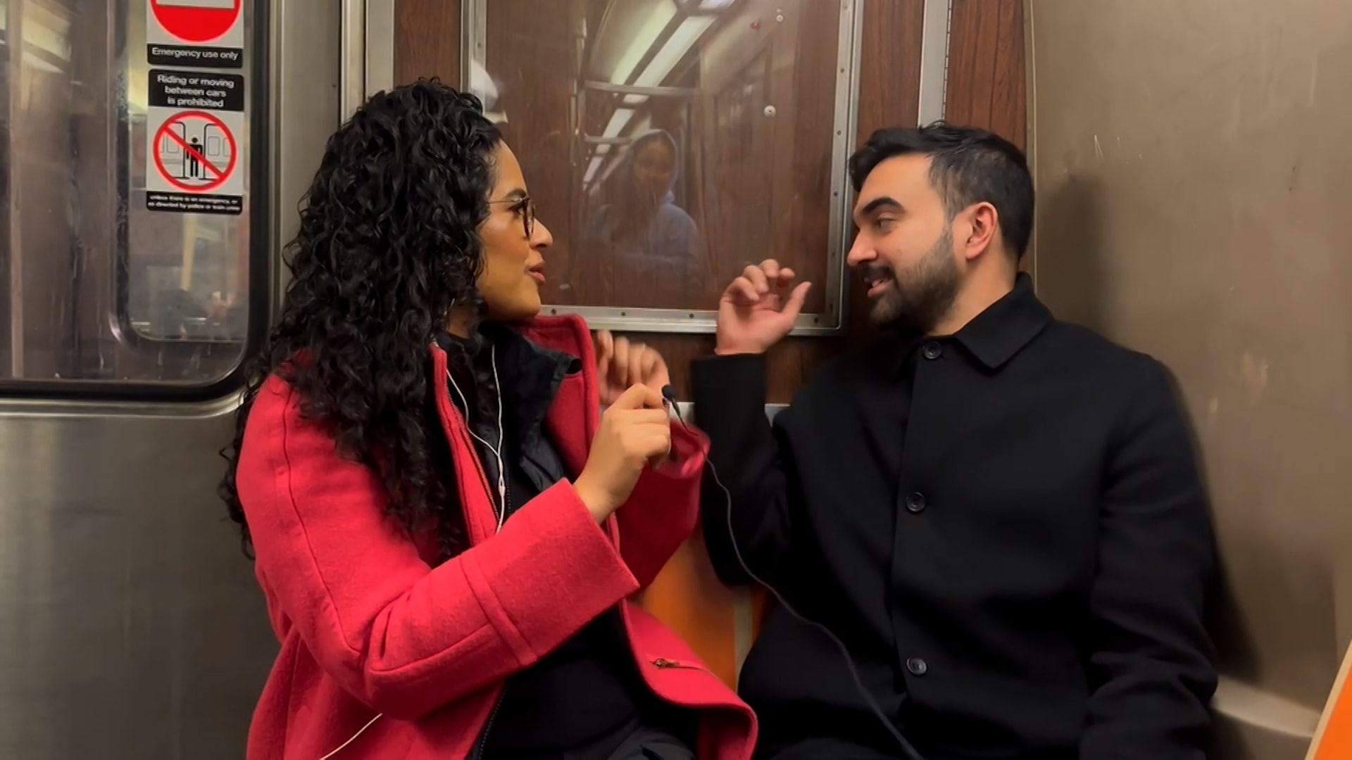 "هذا بلاستيك وليس خشبًا".. لقطة طريفة أثناء لقاء ممداني مع مراسلة CNN بمترو أنفاق نيويورك