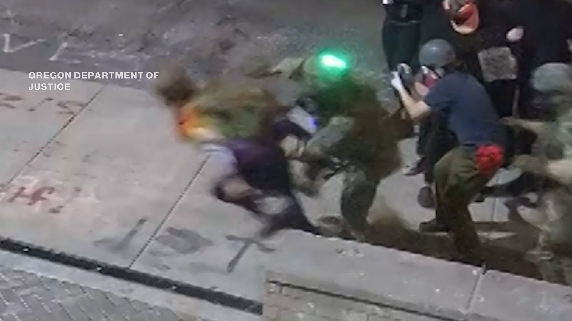 دفعوا متظاهرا سلميا أرضًا والتموا فوقه.. أدلة فيديو تستخدم ضد عناصر فيدراليين بأمريكا