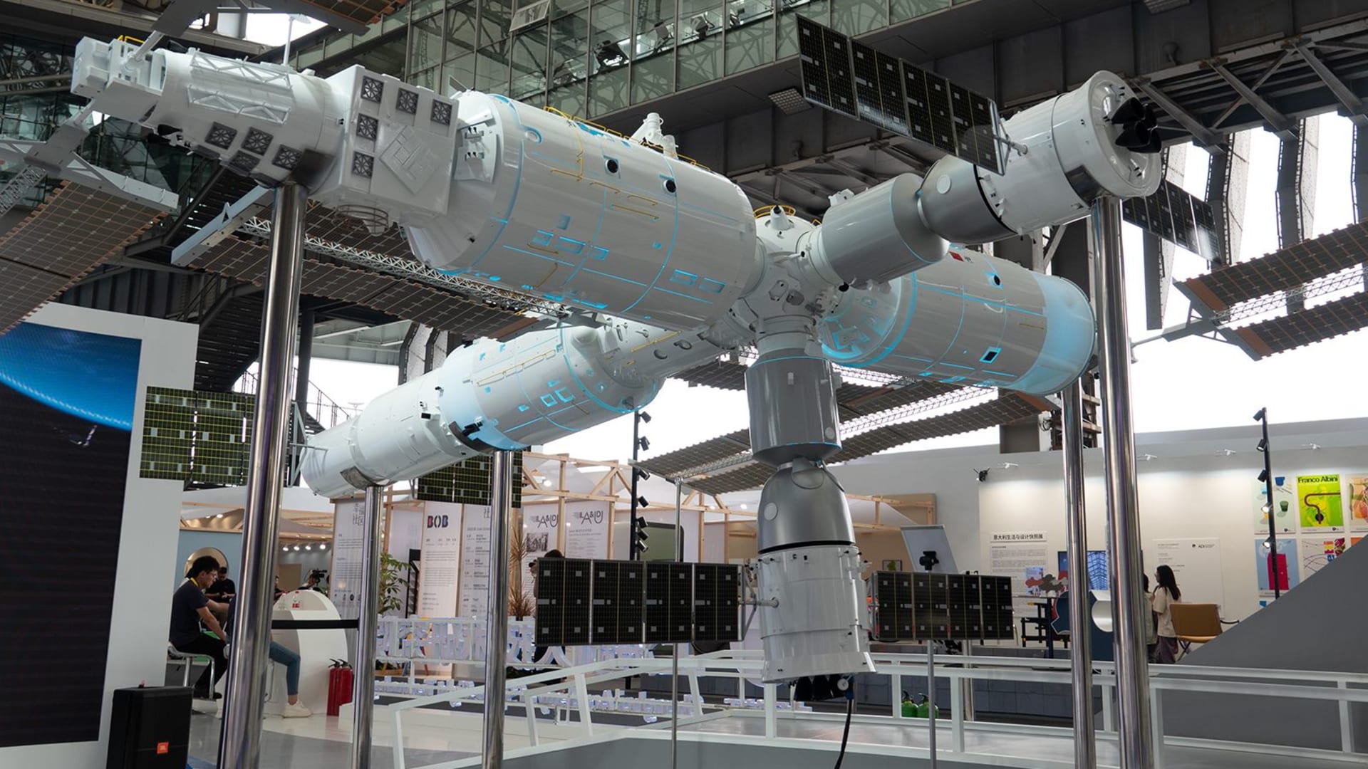 رواد فضاء صينيون يستمتعون بأول حفل شواء في الفضاء