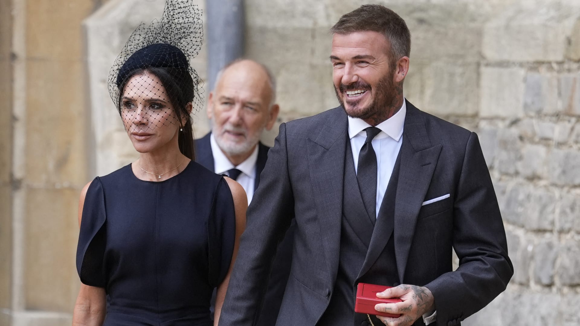 ديفيد بيكهام يرتدي بدلة رجالية من تصميم زوجته بمناسبة تكريمه