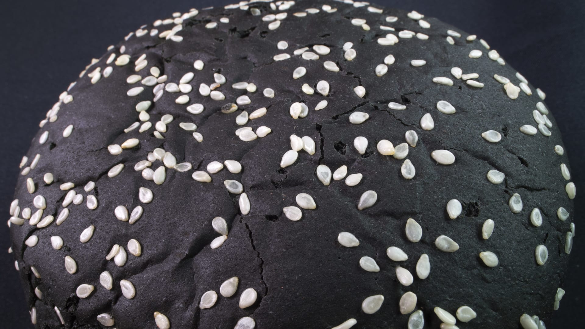 السمسم الأبيض أم الأسود.. أيهما أفضل لصحتك؟