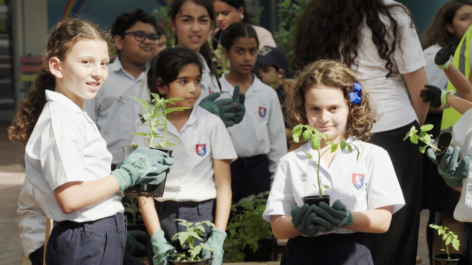 طلبة في دبي يحولون مدرستهم إلى "واحة" خضراء لنشر الوعي البيئي