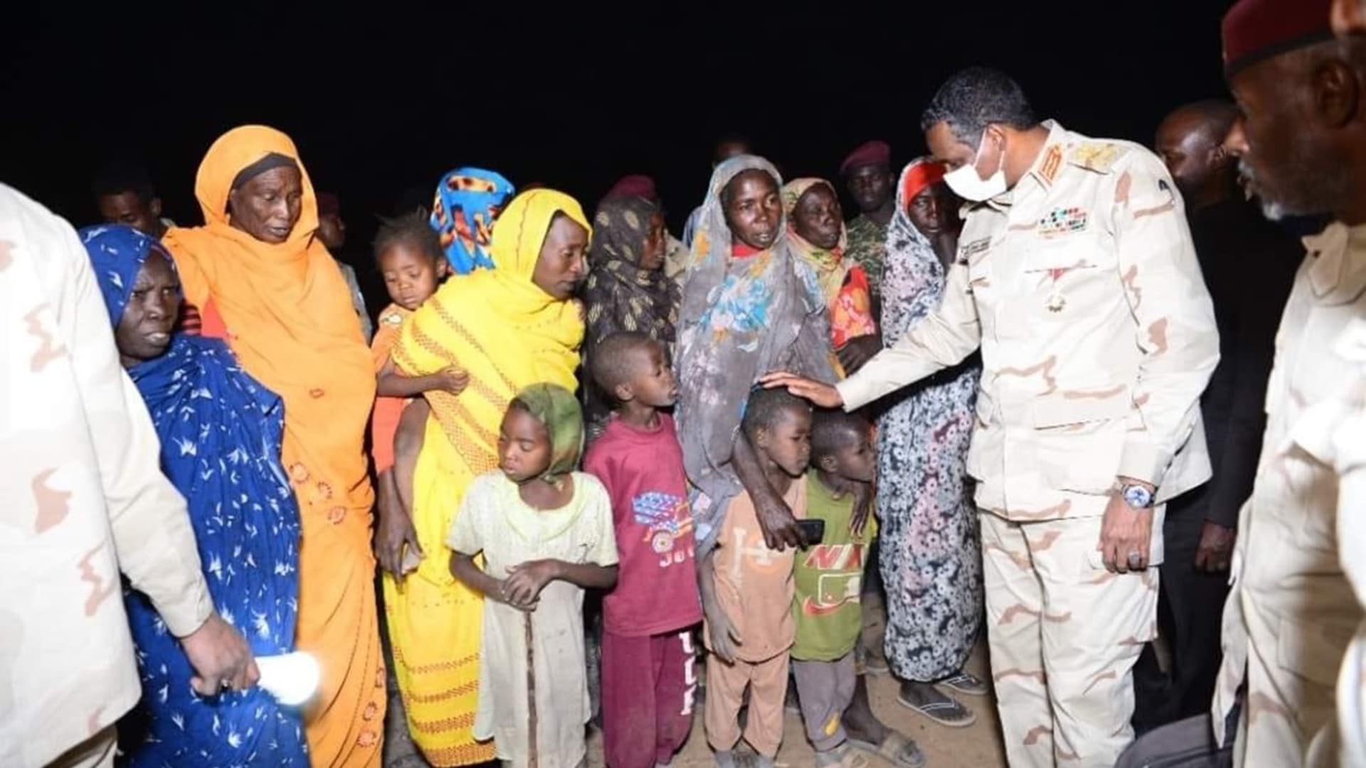 تداول فيديو لـ"زيارة حميدتي للفاشر" بعد سيطرة الدعم السريع على المدينة.. هذه حقيقته