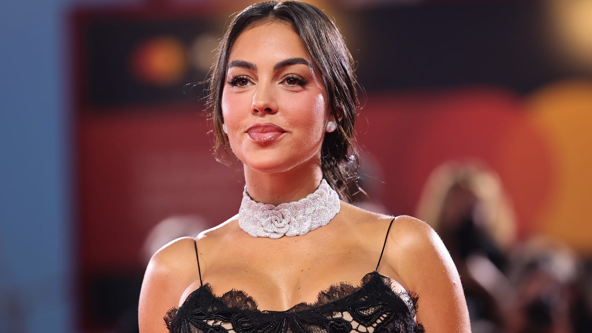 جورجينا رودريغيز تدعم نجل كريستيانو بإطلالة رياضية في أنطاليا