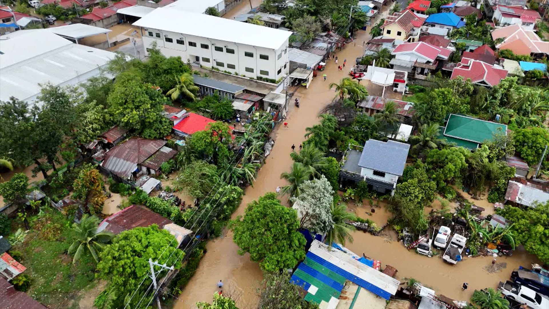 شاهد.. إعصار كالمايغي يدمر وسط الفلبين ويخلف عشرات القتلى