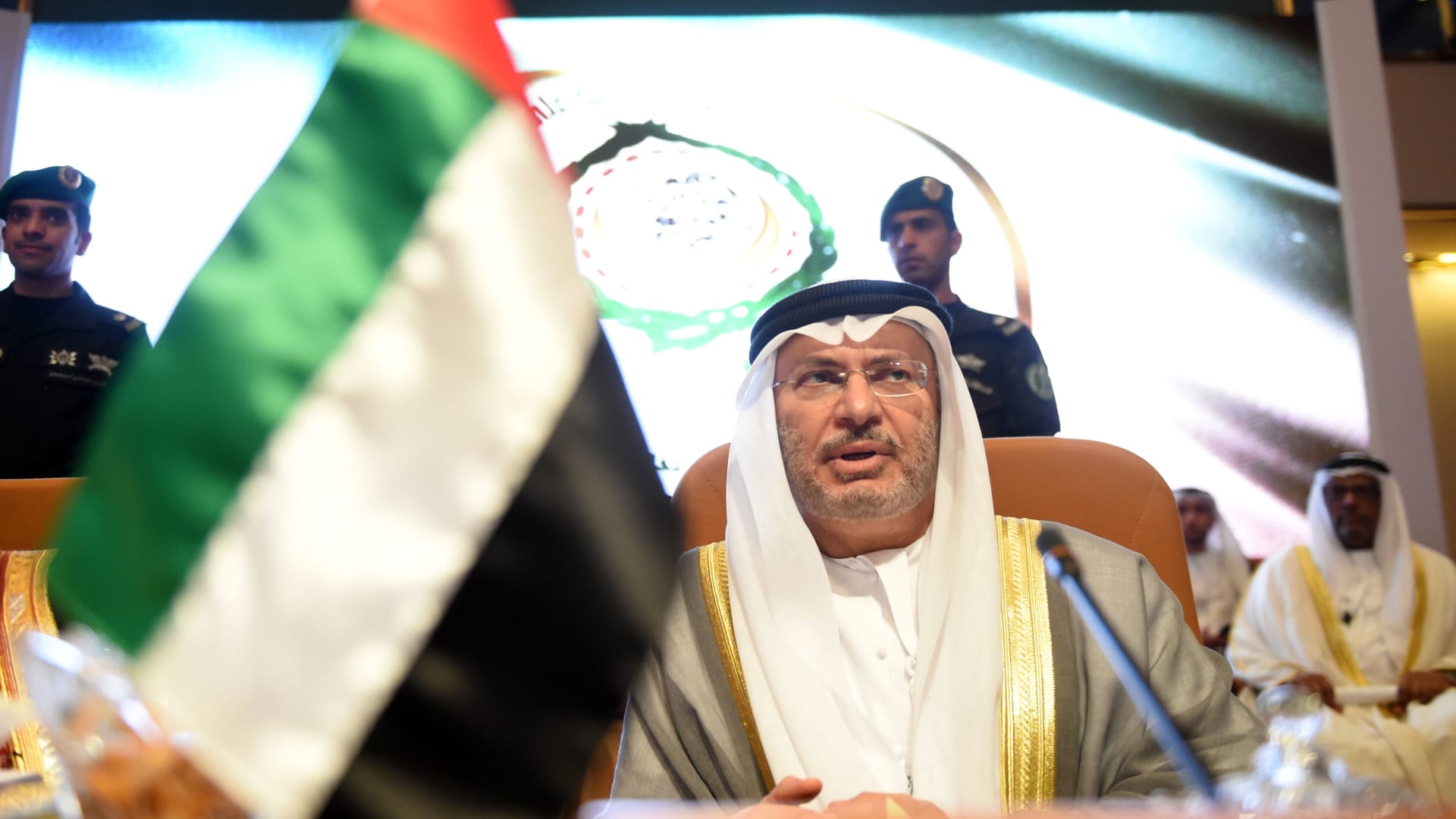 قرقاش: ندين الفظائع في السودان.. وهناك "حملات إعلامية" لتصوير موقفنا بشكل مختلف