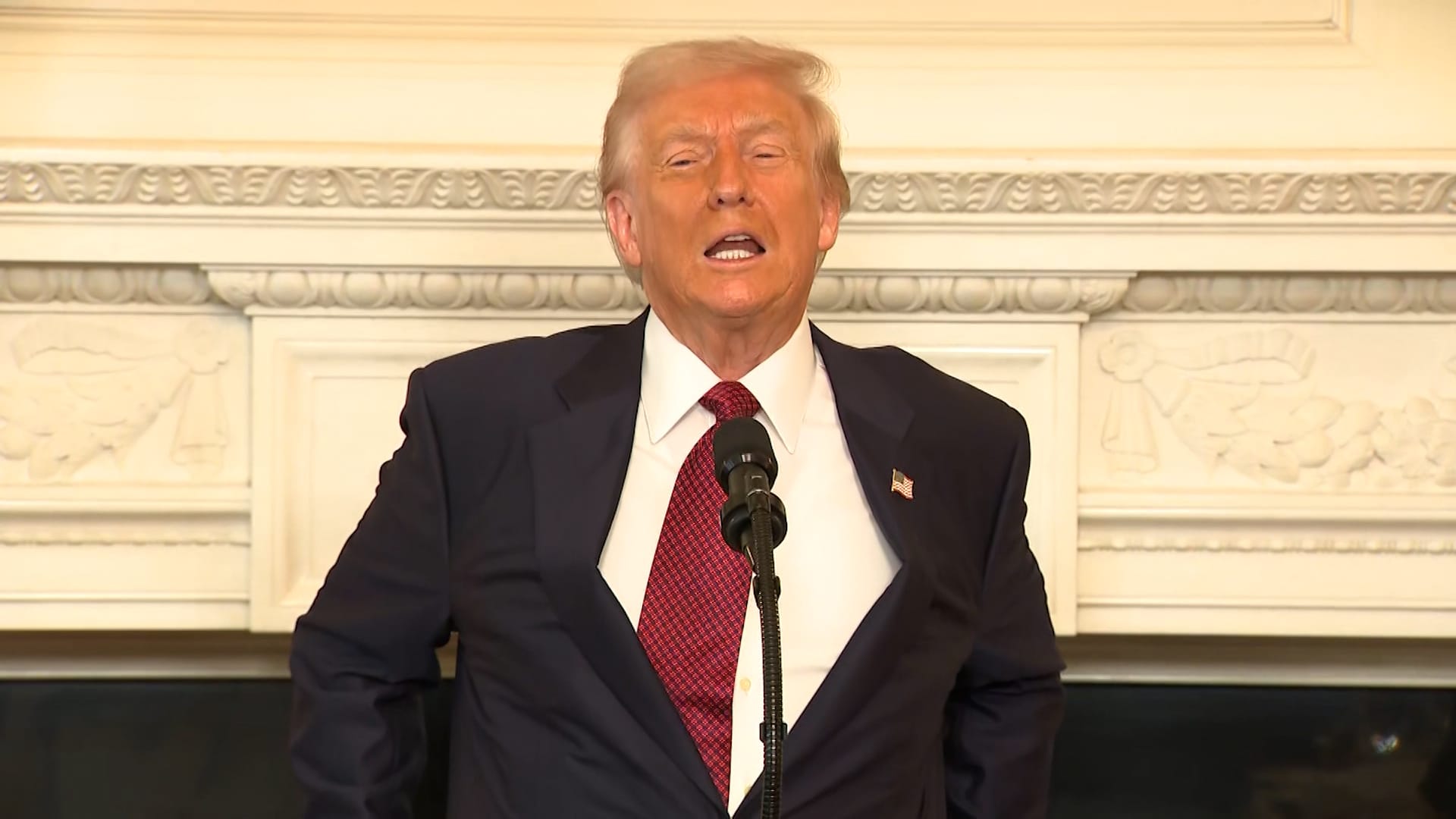 ترامب يسخر من سلوك مسؤولين صينيين أثناء لقائه شي: "لم أرَ في حياتي رجالا خائفين هكذا"