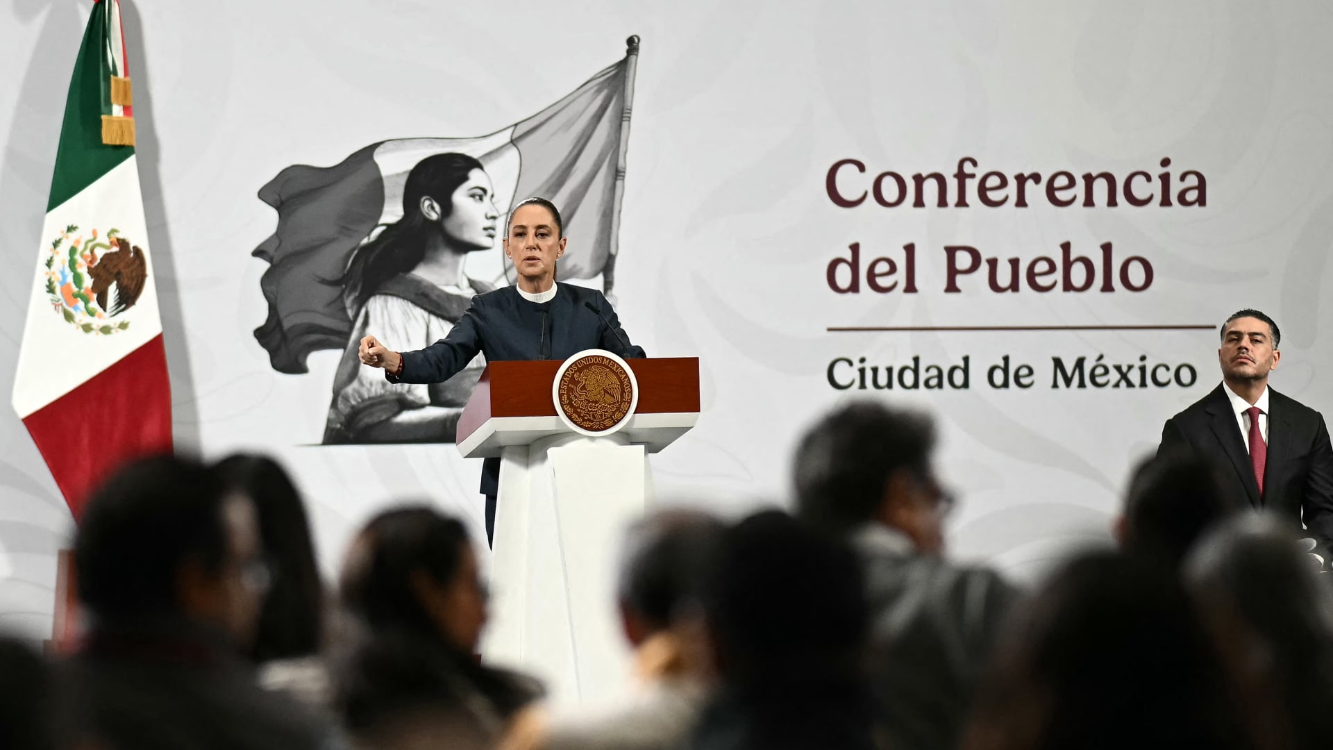 القبض على "مخمور" تحرش برئيسة المكسيك.. وشينباوم: "ما حدث اعتداء على جميع النساء"