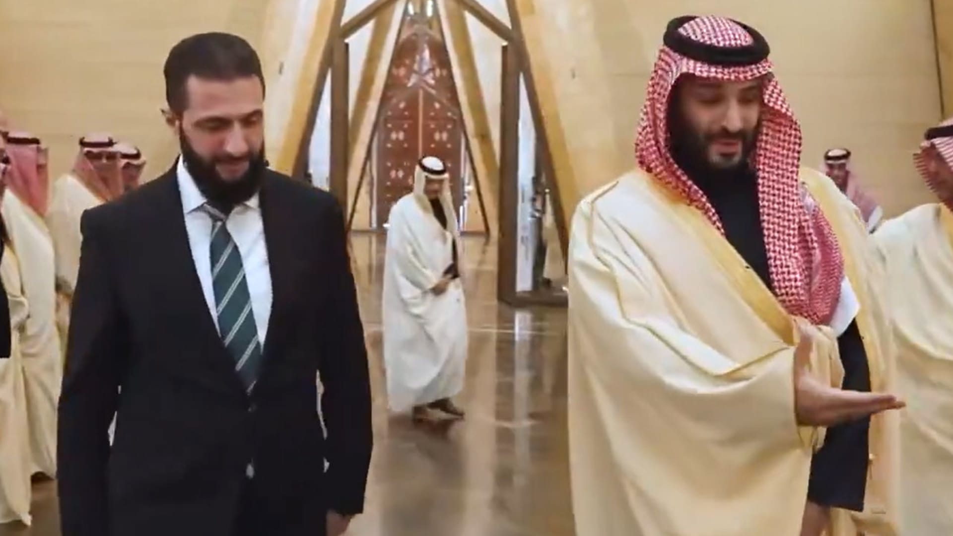 بعد تصريح الشرع أن "السعودية هي المفتاح".. مستشاره يبين ما فعله وقوف المملكة بجانب سوريا بالعلاقات مع أمريكا