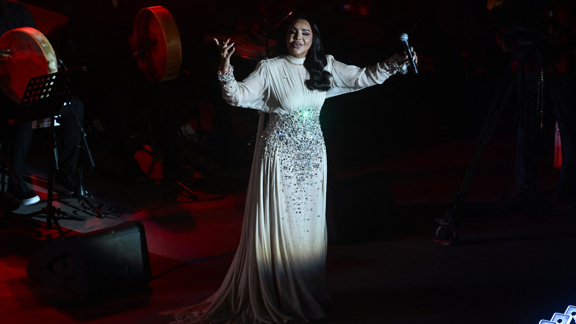 "طاعة الزوج عبادة".. فنانة خليجية تشعل جدلا بتعليق