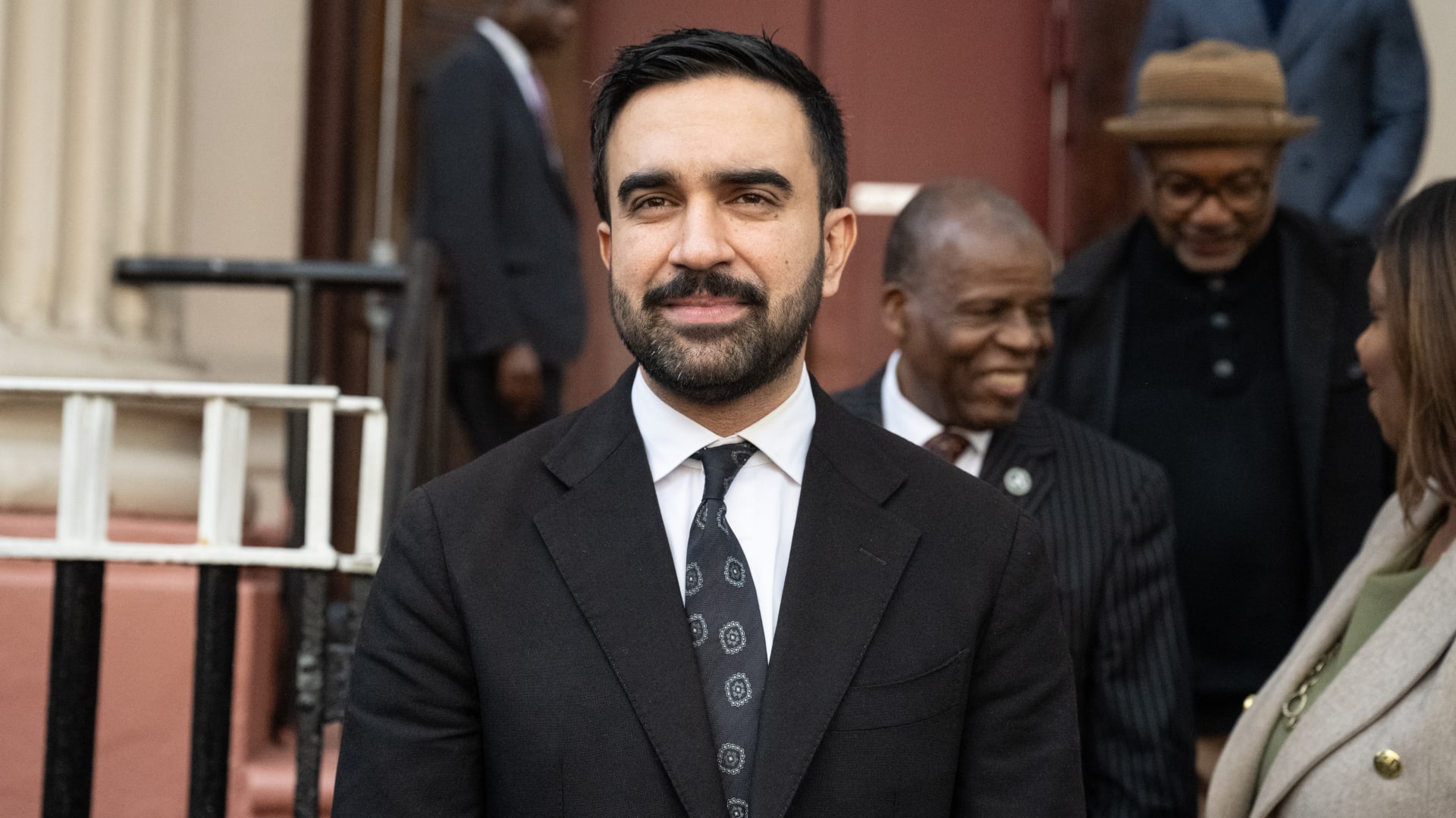 القصة الداخلية لزهران ممداني.. اجتماع سري مع "حزب العائلات" وكواليس مكالمة أوباما ولقاء ساندارز قبل انتصاره بنيويورك