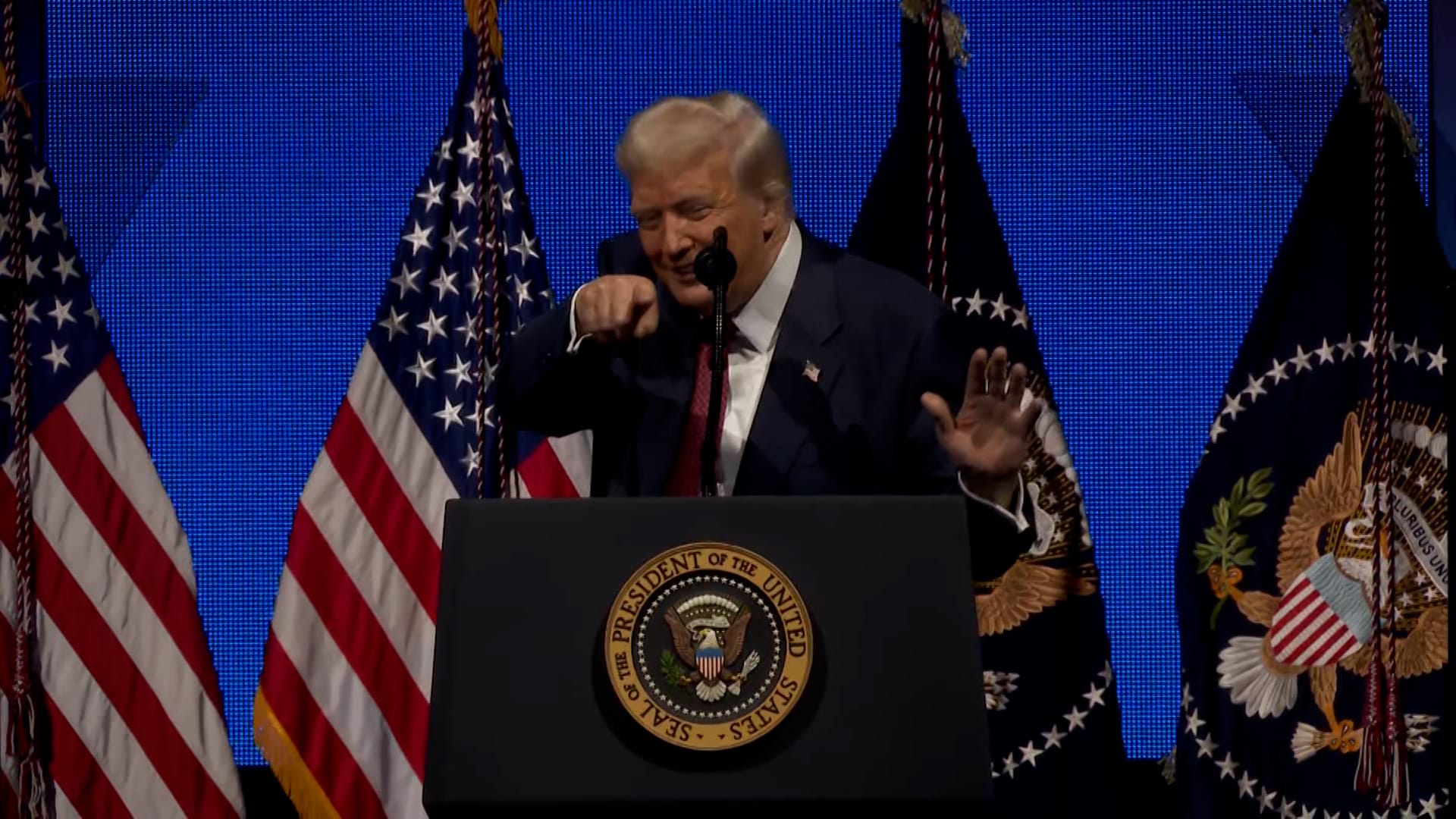 ممازحًا الأميرة السعودية ريما بنت بندر.. ترامب: لديها مال كثير